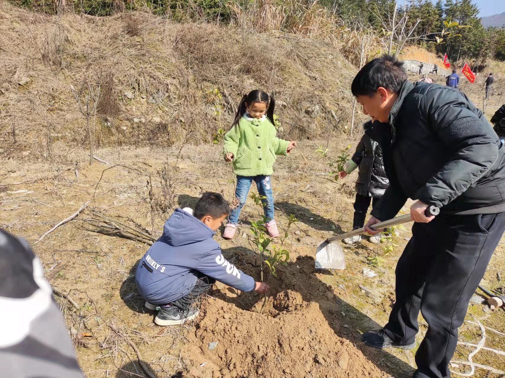 学龄儿童加入到植树活动中.jpg