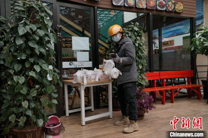 资料图为西宁市外卖员领取餐食。　马铭言 摄