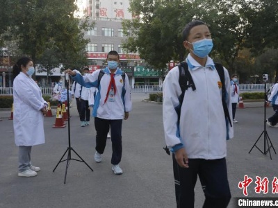 新疆昌吉州部分县市学校陆续恢复线下教学-中新网