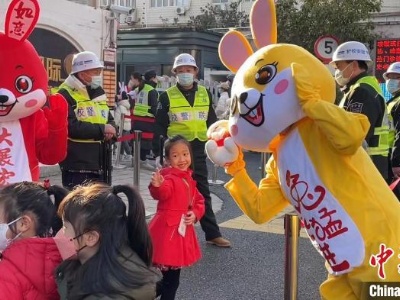 上海：幼儿园老师身着兔子玩偶装送开学祝福-中新网