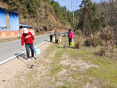 人居环境“她”力量 ——梅洞村妇女小组长开展环境卫生大清扫活动