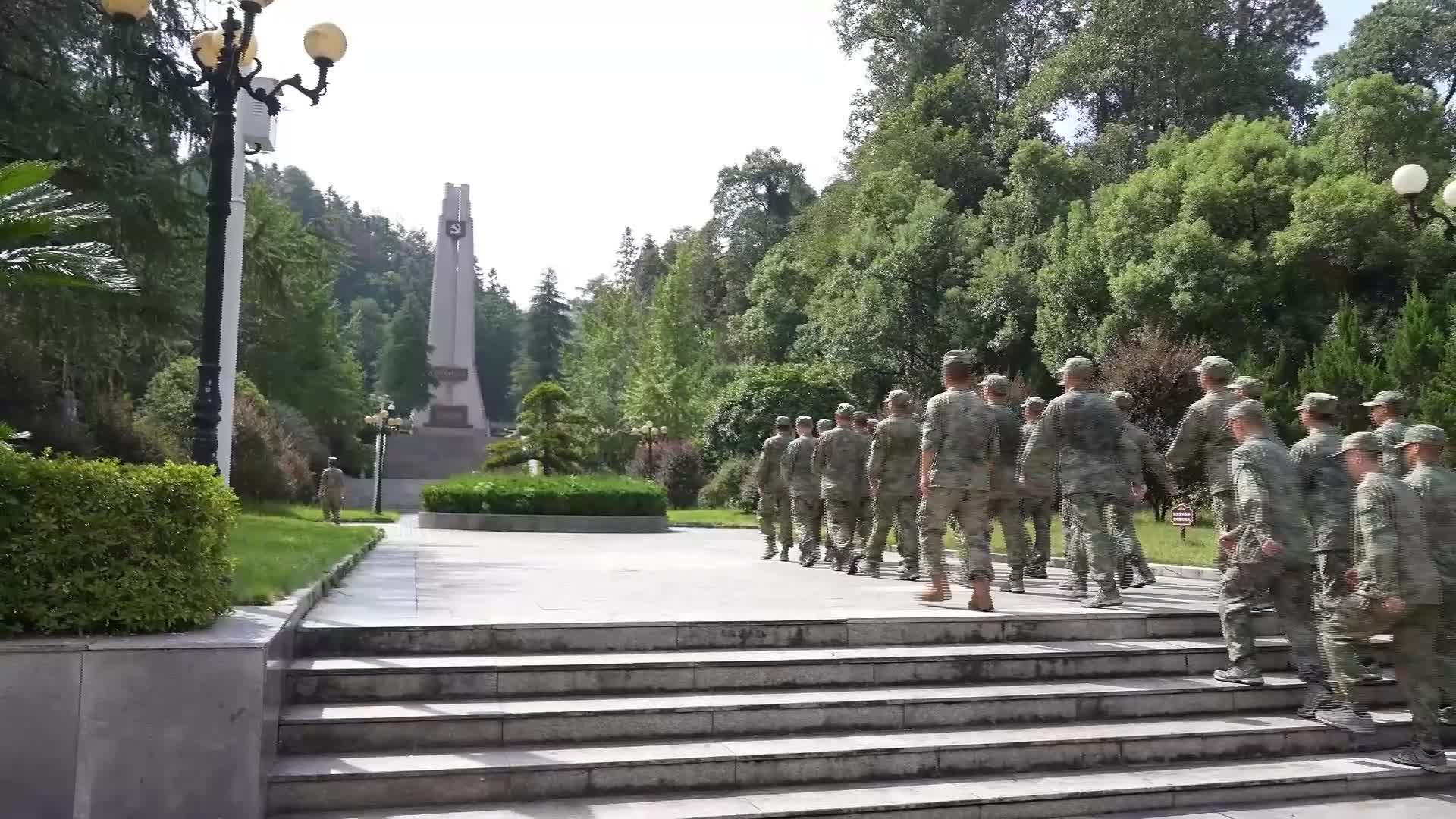 我县组织预定新兵参观湘鄂赣烈士陵园